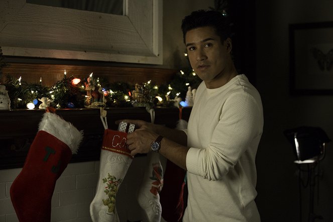 A Very Merry Toy Store - Van film - Mario Lopez