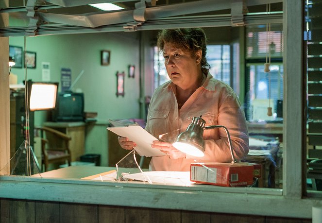 Sneaky Pete - Season 2 - The Sinister Hotel Room Mystery - Photos - Margo Martindale