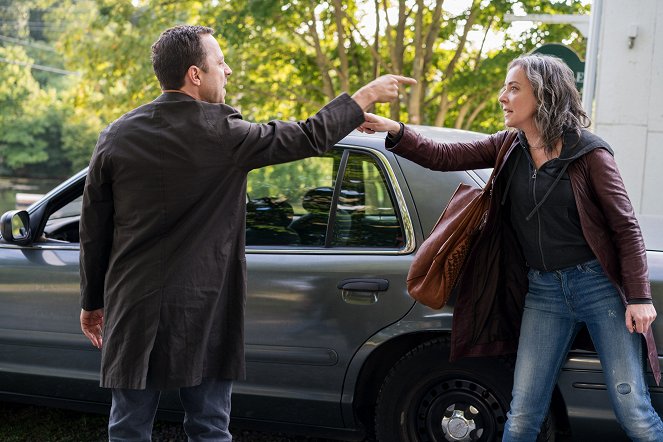 Sneaky Pete - 11 Million Reasons You Can't Go Home Again - Van film - Giovanni Ribisi, Jane Adams