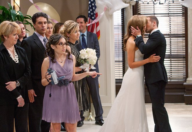 Melissa & Joey - Season 2 - Mel Marries Joe - Photos - Lucy DeVito, Taylor Spreitler