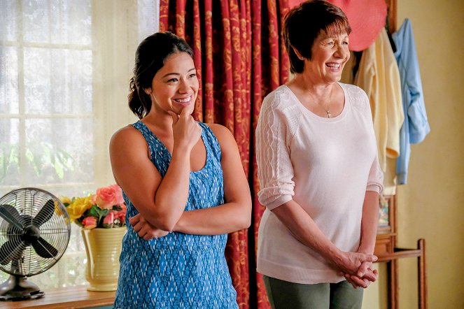 Jane the Virgin - Chapter Sixty-Seven - Photos - Gina Rodriguez, Ivonne Coll