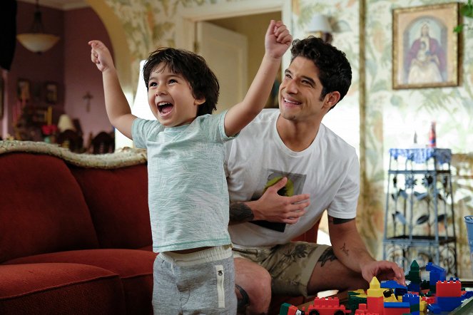 Jane the Virgin - Chapter Sixty-Seven - Photos - Tyler Posey
