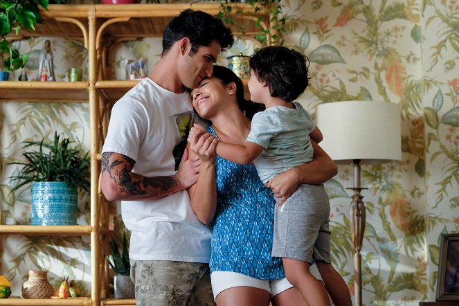 Jane the Virgin - Chapter Sixty-Seven - Photos - Tyler Posey, Gina Rodriguez
