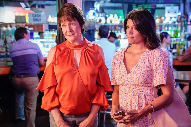 Jane the Virgin - Chapter Seventy-One - Photos - Ivonne Coll, Gina Rodriguez