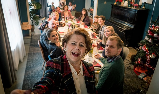 Täydellinen joulu - Filmfotos - Pirkko Mannola, Antti Luusuaniemi