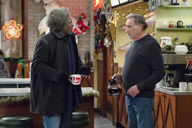 Superior Donuts - Homeless for the Holidays - Filmfotók - Judd Hirsch