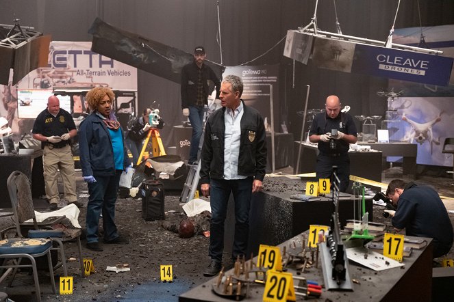 NCIS: New Orleans - Chaos Theory - Photos - CCH Pounder, Scott Bakula