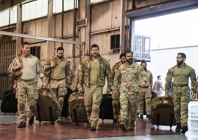 SEAL Team - Season 2 - Medicate and Isolate - Photos - Scott Foxx, David Boreanaz, Judd Lormand, Neil Brown Jr.