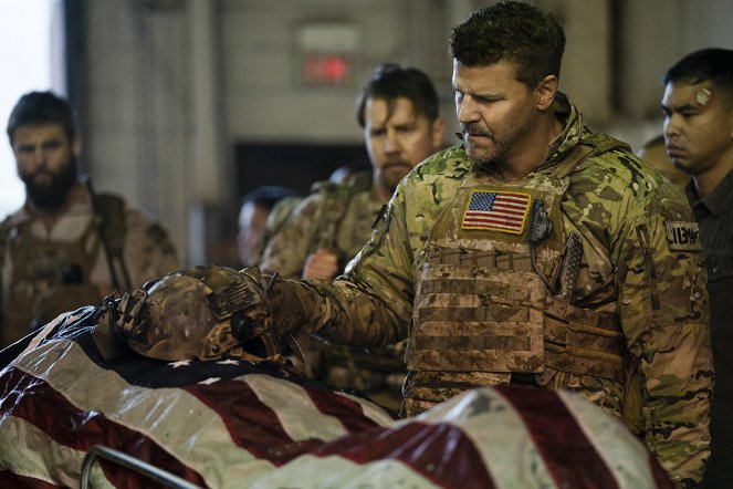 SEAL Team - Medicate and Isolate - Photos - David Boreanaz