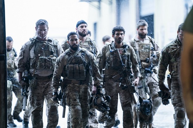 SEAL Team - Season 2 - Medicate and Isolate - Photos - Scott Foxx, Neil Brown Jr., Justin Melnick, Dita "The Hair Missile" Dog