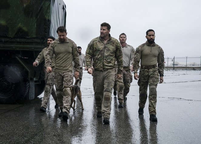 SEAL Team - Kriegstrauma - Filmfotos - Justin Melnick, Tyler Grey, David Boreanaz, Scott Foxx, Neil Brown Jr.