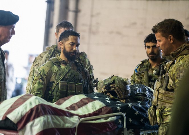 SEAL Team - Season 2 - Medicate and Isolate - Photos - Neil Brown Jr., Justin Melnick