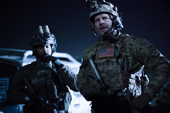 SEAL Team - Season 2 - Medicate and Isolate - Van film - Neil Brown Jr., David Boreanaz