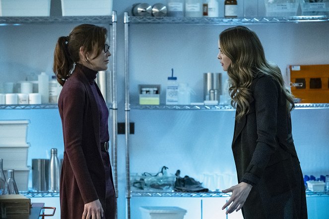 The Flash - Snow Pack - Photos - Susan Walters, Danielle Panabaker