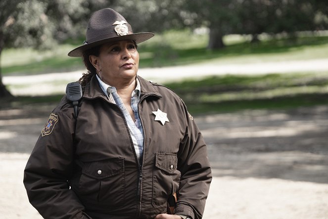 Bless This Mess - Season 1 - The Chicken and the Goat - Photos - Pam Grier