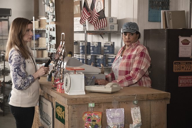 Bless This Mess - Season 1 - The Chicken and the Goat - Photos - Lennon Parham, Pam Grier