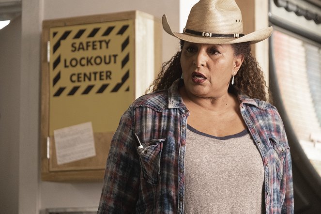 Bless This Mess - The Chicken and the Goat - Photos - Pam Grier