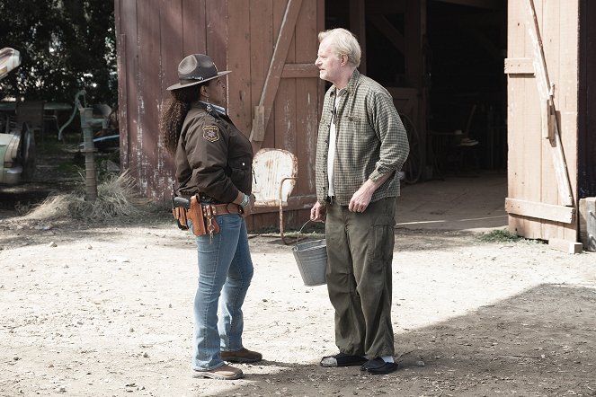 Bless This Mess - The Chicken and the Goat - Photos - Pam Grier, Ed Begley Jr.