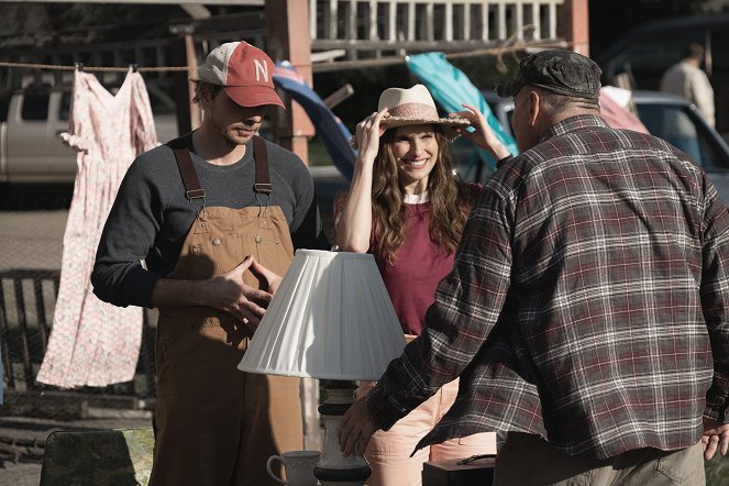 Bless This Mess - Season 1 - The Chicken and the Goat - Photos - Lake Bell