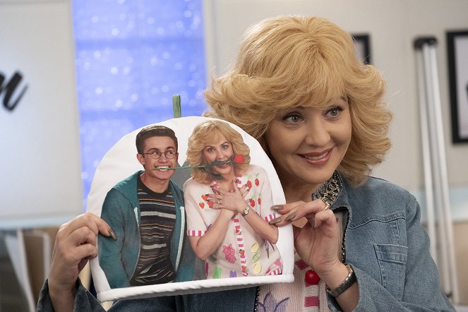 The Goldbergs - Mom Trumps Willow - Photos - Wendi McLendon-Covey