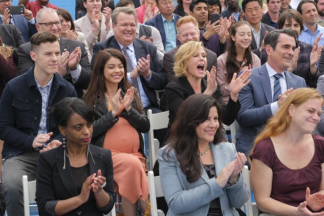 Modern Family - Commencement - Photos - Ed O'Neill, Sarah Hyland, Eric Stonestreet, Jesse Tyler Ferguson, Julie Bowen, Aubrey Anderson-Emmons, Ty Burrell