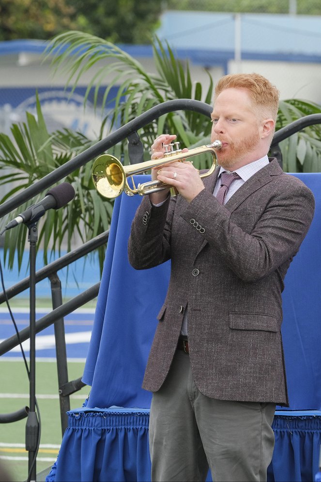 Modern Family - Commencement - Photos - Jesse Tyler Ferguson