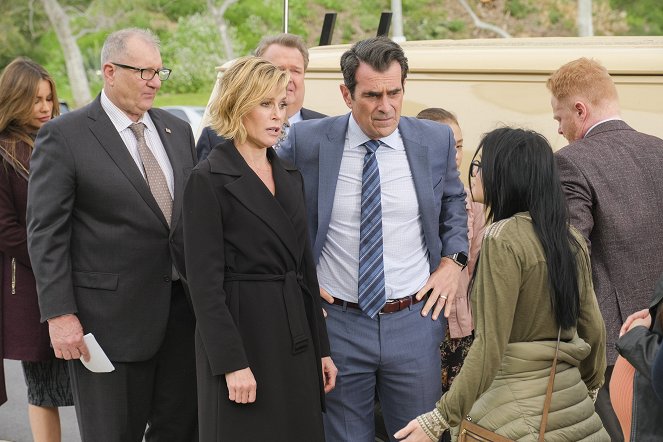 Modern Family - Commencement - Photos - Ed O'Neill, Julie Bowen, Eric Stonestreet, Ty Burrell