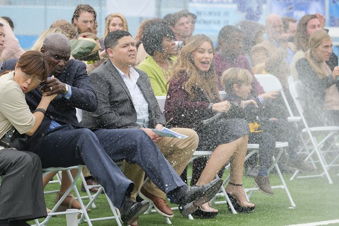 Modern Family - Season 10 - Commencement - Photos - Rico Rodriguez, Sofía Vergara