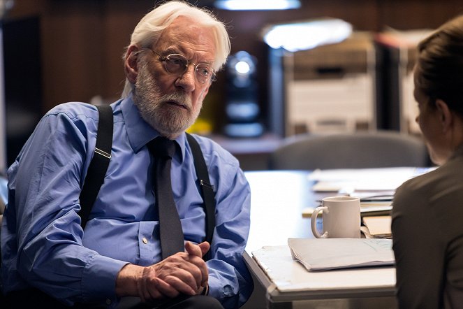 Crossing Lines - Recoil - Photos - Donald Sutherland