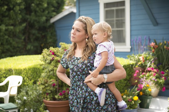 Welcome to the Family - Molly and Junior Find a Place - De la película - Mary McCormack