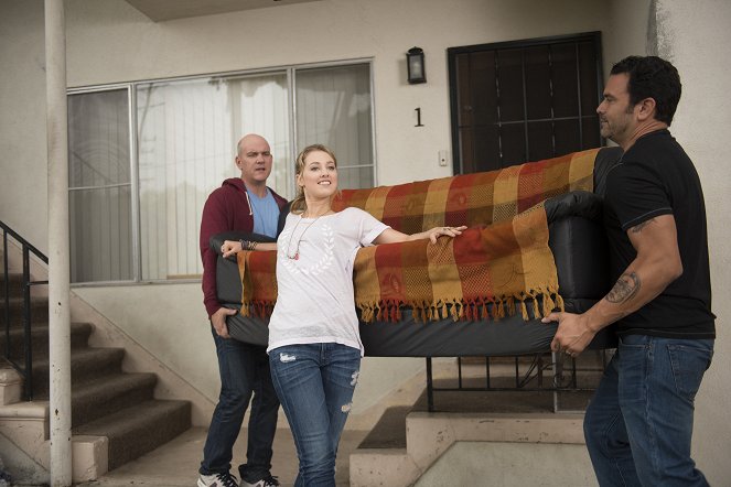 Welcome to the Family - Molly and Junior Find a Place - De la película - Mike O'Malley, Ella Rae Peck, Ricardo Chavira