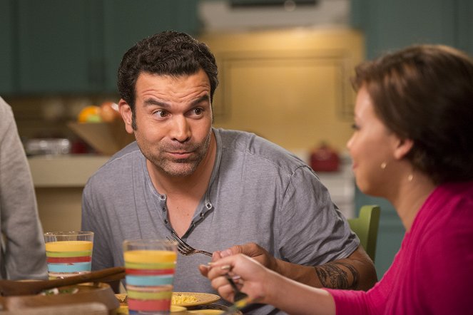 Welcome to the Family - Molly and Junior Find a Place - Do filme - Ricardo Chavira