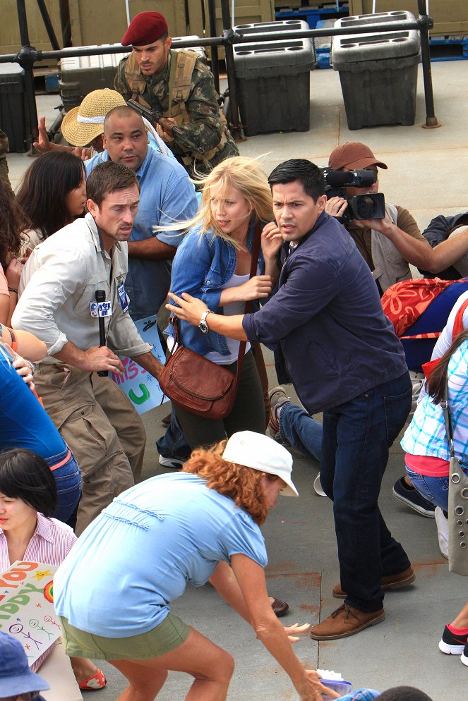 Last Resort - Cinderella Liberty - Photos - Jessy Schram, Jay Hernandez