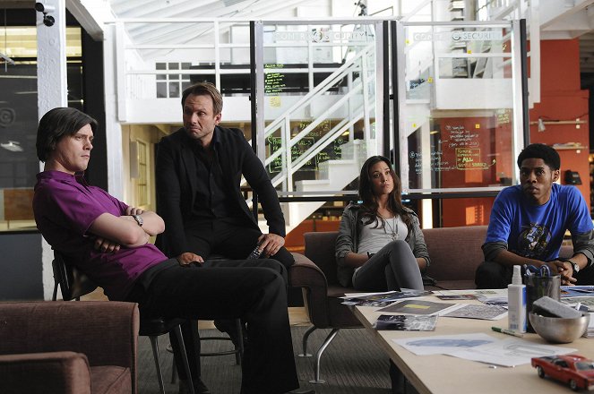 Breaking In - Season 1 - Pilot - Filmfotos - Trevor Moore, Christian Slater, Odette Annable, Alphonso McAuley