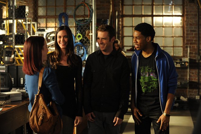 Breaking In - Season 2 - The Contra Club - Photos - Odette Annable, Bret Harrison, Alphonso McAuley