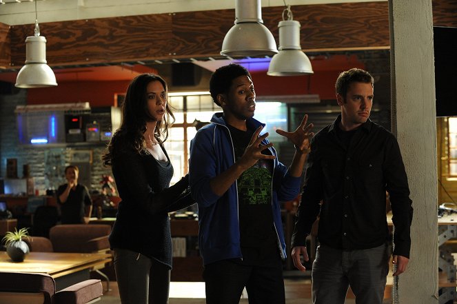 Breaking In - Season 2 - The Contra Club - Photos - Odette Annable, Alphonso McAuley, Bret Harrison
