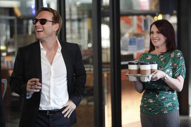 Breaking In - Season 2 - The Contra Club - Photos - Christian Slater, Megan Mullally