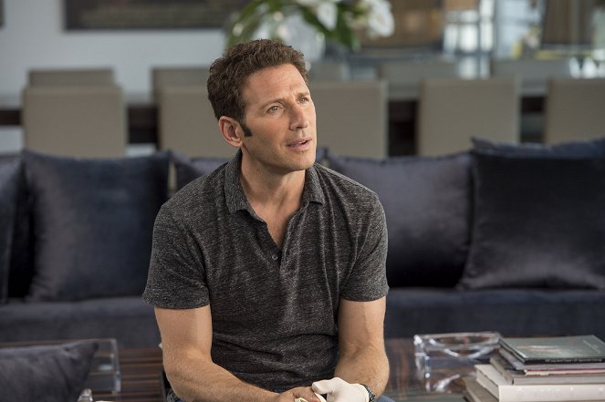 Royal Pains - Playing Doctor - Photos