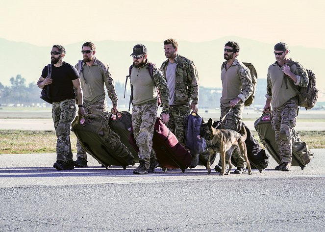 SEAL Team - Ein letztes Rodeo - Filmfotos - Neil Brown Jr., Tyler Grey, A. J. Buckley, David Boreanaz, Hund Dita, Justin Melnick, Scott Foxx