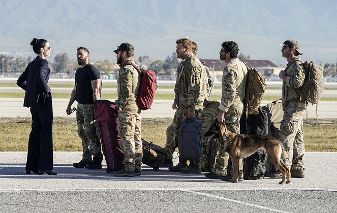 Tým SEAL - Never Out of the Fight - Z filmu - Jessica Paré, Neil Brown Jr., David Boreanaz, pes Dita, Justin Melnick, Scott Foxx