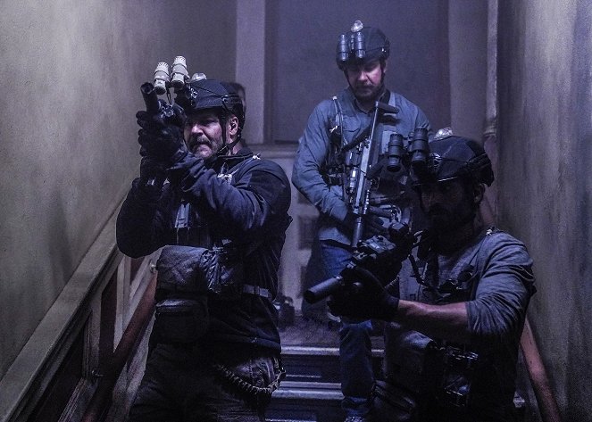 SEAL Team - Season 2 - Never Out of the Fight - Photos - David Boreanaz, Tyler Grey, Justin Melnick