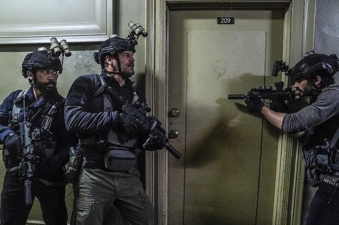 SEAL Team - Season 2 - Never Out of the Fight - Photos - Neil Brown Jr., David Boreanaz, Justin Melnick