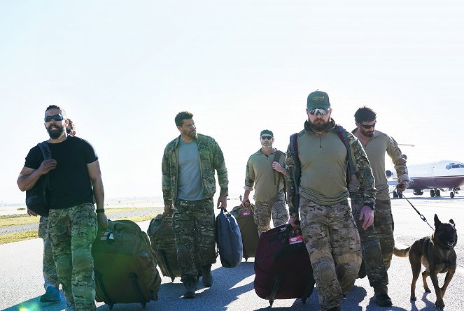 SEAL Team - Season 2 - Never Out of the Fight - Photos - Neil Brown Jr., David Boreanaz, Scott Foxx, A. J. Buckley, Justin Melnick, Dita "The Hair Missile" Dog