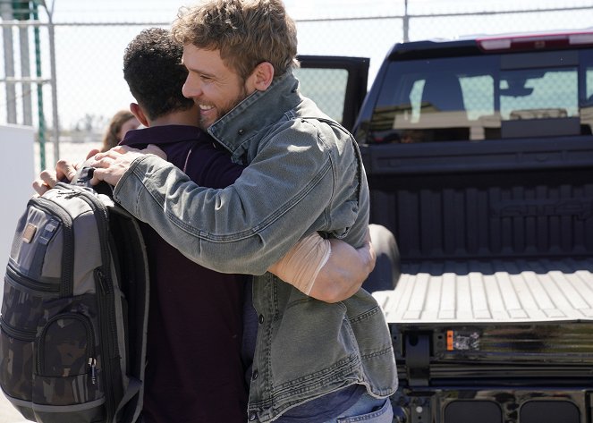 SEAL Team - Season 2 - Ein letztes Rodeo - Filmfotos - Max Thieriot