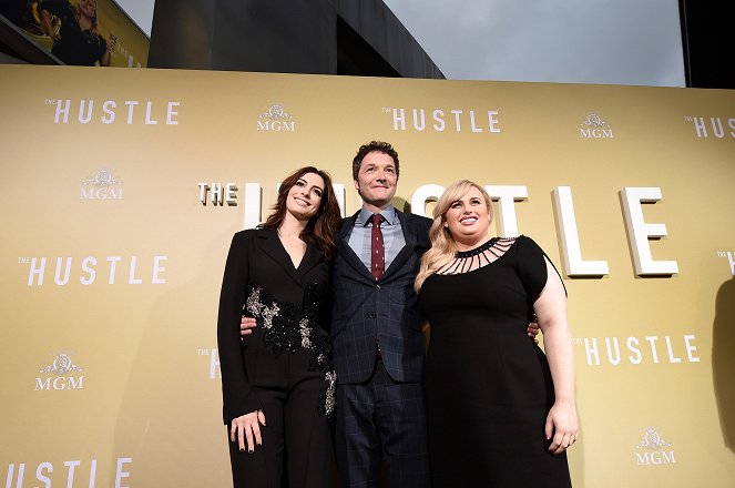 Podfukárky - Z akcií - The World Premiere of THE HUSTLE on May 8, 2019 at the ArcLight Cinerama Dome in Los Angeles, California - Anne Hathaway, Chris Addison, Rebel Wilson