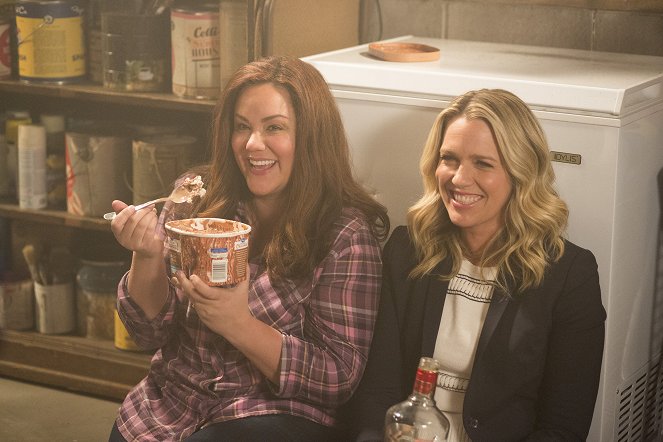 American Housewife - Season 3 - Locked in the Basement - Making of - Katy Mixon, Jessica St. Clair