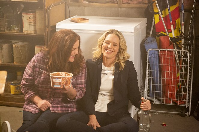American Housewife - Locked in the Basement - Photos - Katy Mixon, Jessica St. Clair