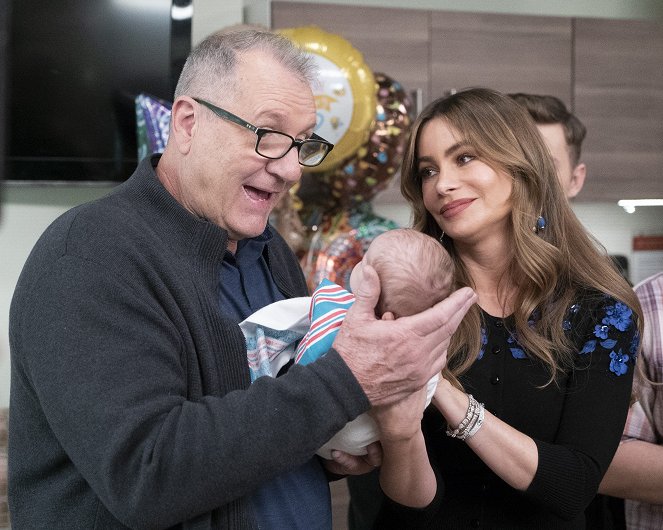 Modern Family - A Year of Birthdays - Photos - Ed O'Neill, Sofía Vergara