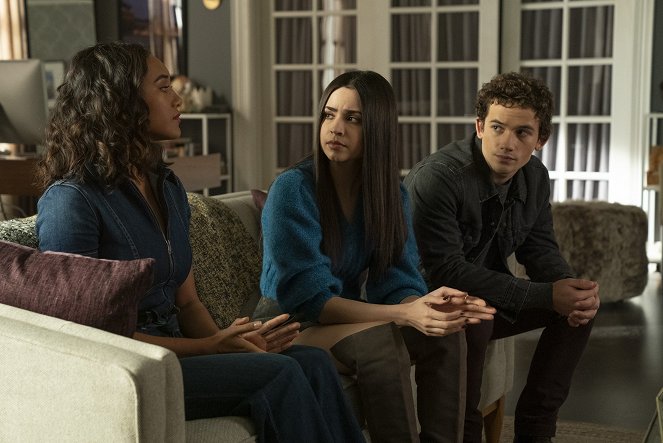Pretty Little Liars: The Perfectionists - Hook, Line And Booker - Van film - Sydney Park, Sofia Carson, Eli Brown