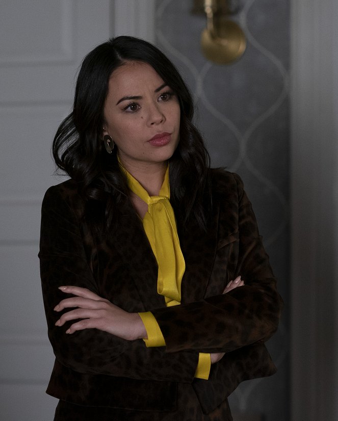 Pretty Little Liars: The Perfectionists - Hook, Line And Booker - Van film - Janel Parrish